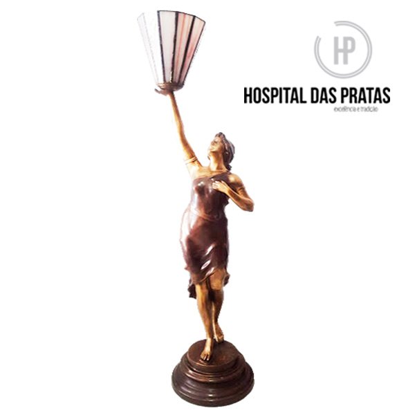 Moldura restaurada após restauração de metais