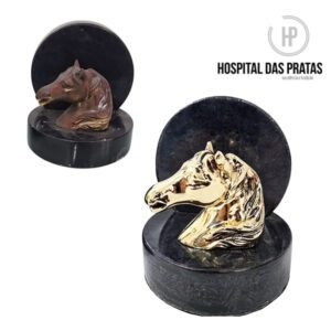 Busto de cavalo restaurado antes e depois da restauração